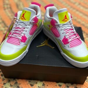 Jordan 4 Retro SE in White and Lemon Venom